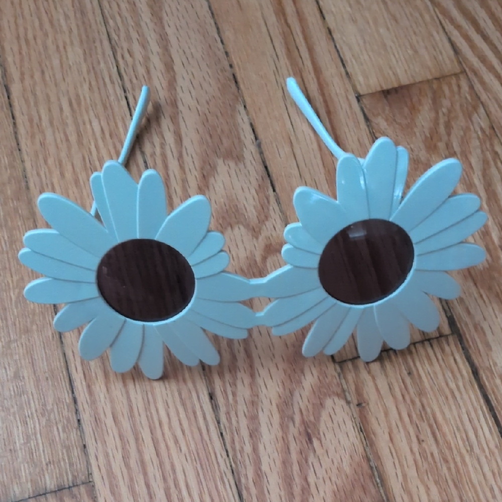 White Daisy Shaped Sunglasses